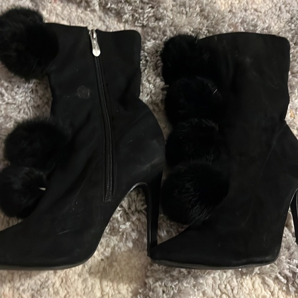 Cape Robbin fur ball booties. Size 6. - Picture 2 of 4